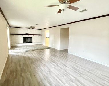 3025 Briarwood Lane - Photo Thumbnail 6