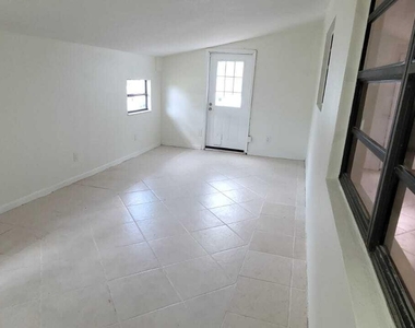 329 W Arlington Street - Photo Thumbnail 24