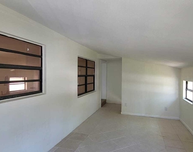 329 W Arlington Street - Photo Thumbnail 7