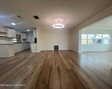 329 W Arlington Street - Photo Thumbnail 12