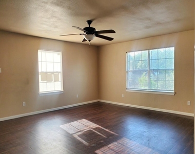 512 Avenue A - Photo Thumbnail 10