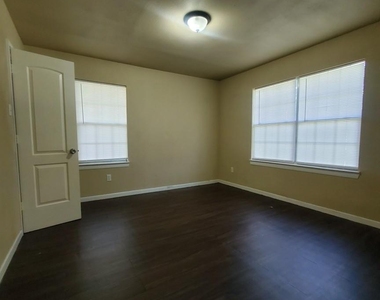 512 Avenue A - Photo Thumbnail 5