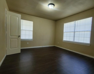 512 Avenue A - Photo Thumbnail 4