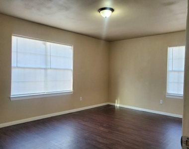 512 Avenue A - Photo Thumbnail 9