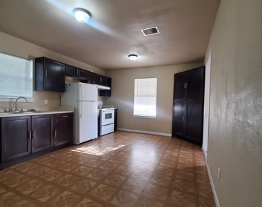 512 Avenue A - Photo Thumbnail 2