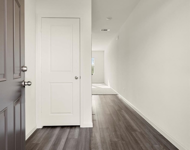 688 Amesbury - Photo Thumbnail 4