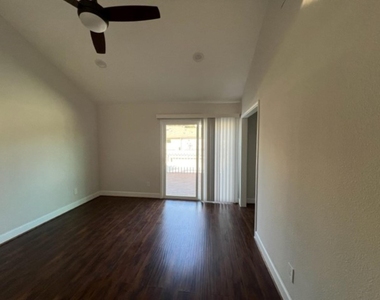 967 Memorial Village Drive - Photo Thumbnail 3