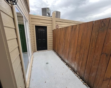 967 Memorial Village Drive - Photo Thumbnail 2