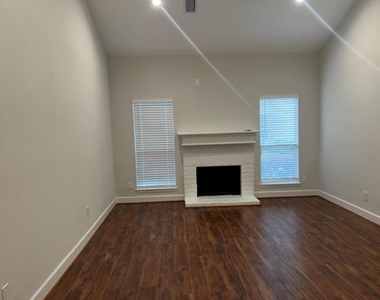 967 Memorial Village Drive - Photo Thumbnail 4