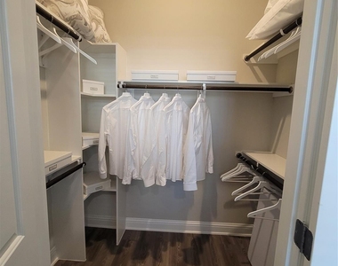 2111 Austin Street - Photo Thumbnail 2