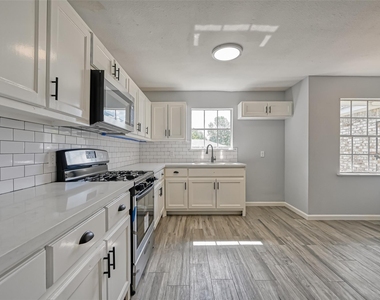 8623 Valley Forest Drive - Photo Thumbnail 15