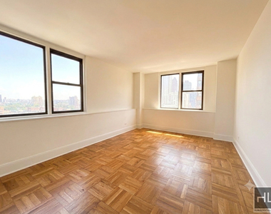 East 79th Street - Photo Thumbnail 4