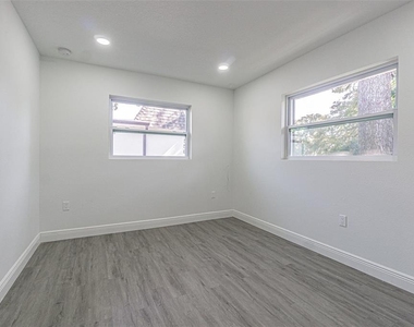 558 Clearwater Largo Road N - Photo Thumbnail 7