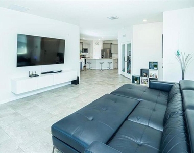 7916 Stonebrook Circle - Photo Thumbnail 3
