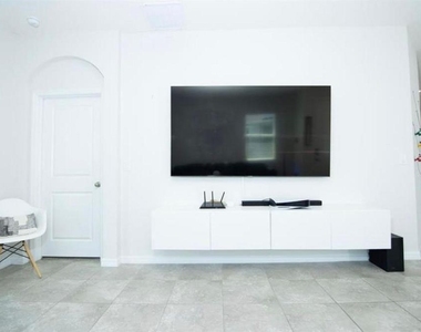 7916 Stonebrook Circle - Photo Thumbnail 6