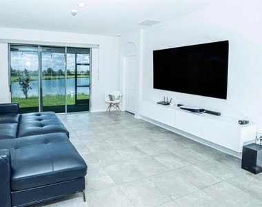 7916 Stonebrook Circle - Photo Thumbnail 4