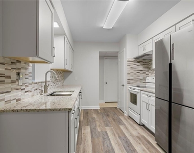 2910 W Price Avenue - Photo Thumbnail 8