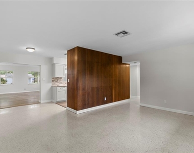 2910 W Price Avenue - Photo Thumbnail 3
