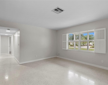 2910 W Price Avenue - Photo Thumbnail 5