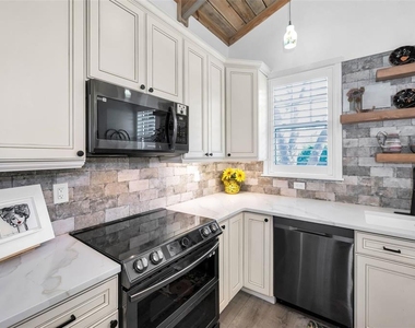 525 Lexington Street - Photo Thumbnail 13