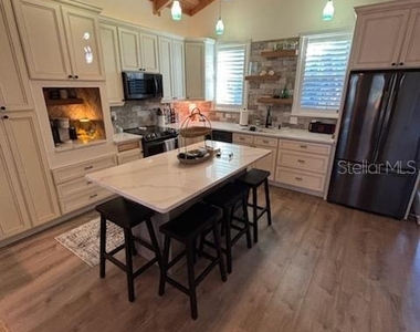 525 Lexington Street - Photo Thumbnail 5