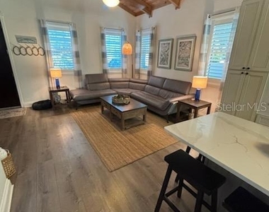 525 Lexington Street - Photo Thumbnail 6