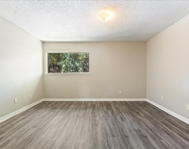 6345 Newtown Circle - Photo Thumbnail 13