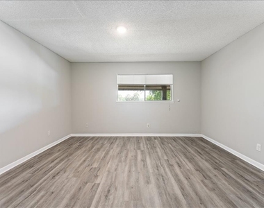 6345 Newtown Circle - Photo Thumbnail 20