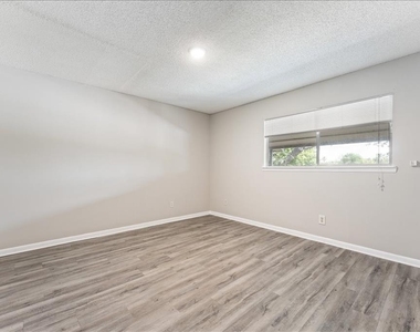 6345 Newtown Circle - Photo Thumbnail 21