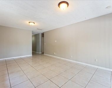 6345 Newtown Circle - Photo Thumbnail 10