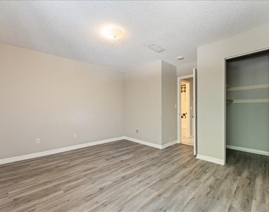 6345 Newtown Circle - Photo Thumbnail 13