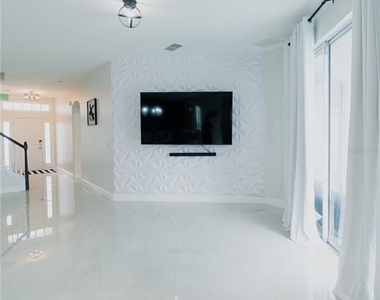 1014 Corvina Drive - Photo Thumbnail 9