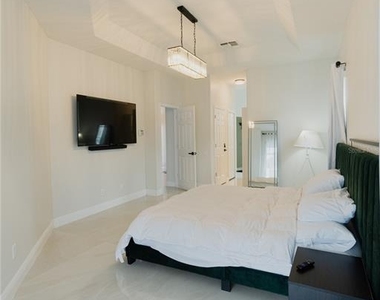 1014 Corvina Drive - Photo Thumbnail 11