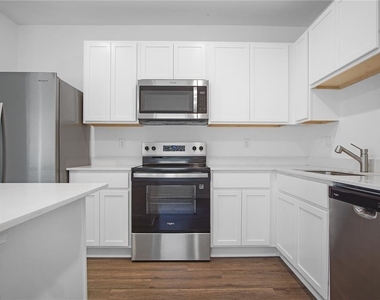 5714 Somerset Drive - Photo Thumbnail 3