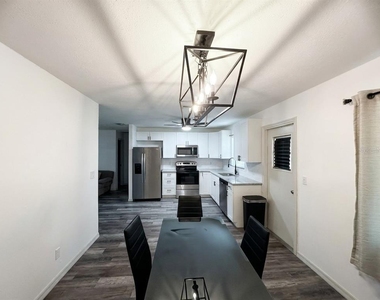 636 Rainbow Boulevard - Photo Thumbnail 5