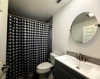 636 Rainbow Boulevard - Photo Thumbnail 7