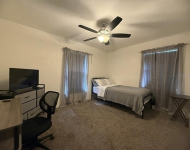 636 Rainbow Boulevard - Photo Thumbnail 8