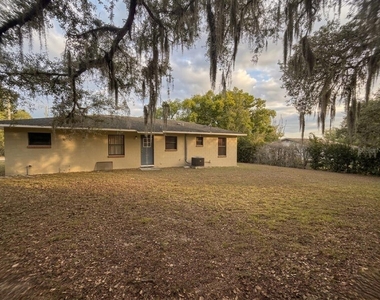 636 Rainbow Boulevard - Photo Thumbnail 12