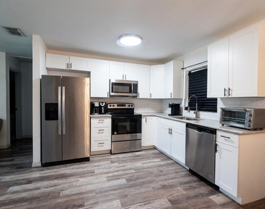 636 Rainbow Boulevard - Photo Thumbnail 3