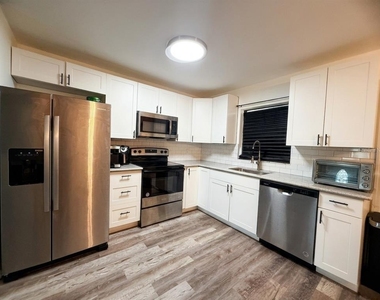 636 Rainbow Boulevard - Photo Thumbnail 2