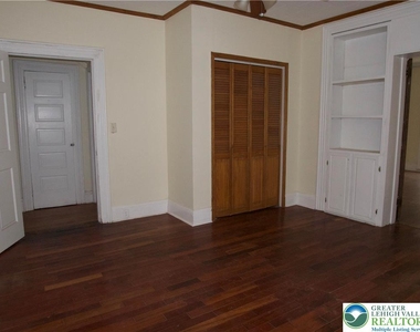 1020 Ferry Street - Photo Thumbnail 2