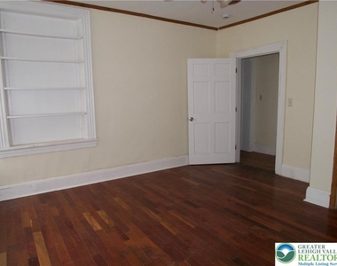 1020 Ferry Street - Photo Thumbnail 3