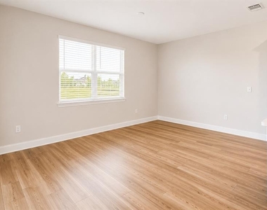 16628 Silver Brook Way - Photo Thumbnail 9
