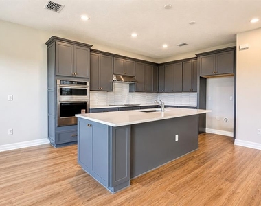16628 Silver Brook Way - Photo Thumbnail 5