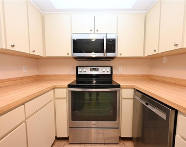 349 E Market Square - Photo Thumbnail 3