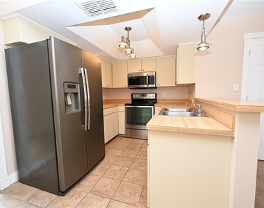 349 E Market Square - Photo Thumbnail 2