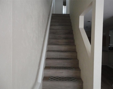 3584 Sw 30th Way - Photo Thumbnail 6
