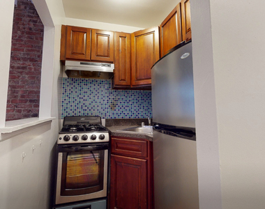 West 28th Street - Photo Thumbnail 3