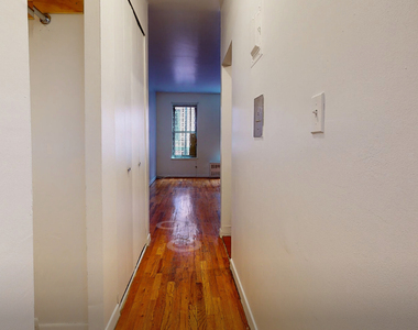 West 28th Street - Photo Thumbnail 2