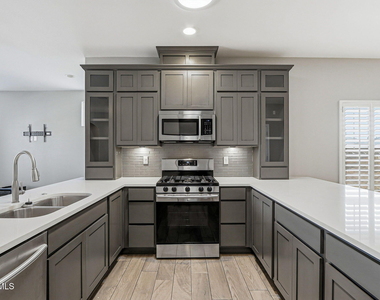 2025 William Caples Street - Photo Thumbnail 11